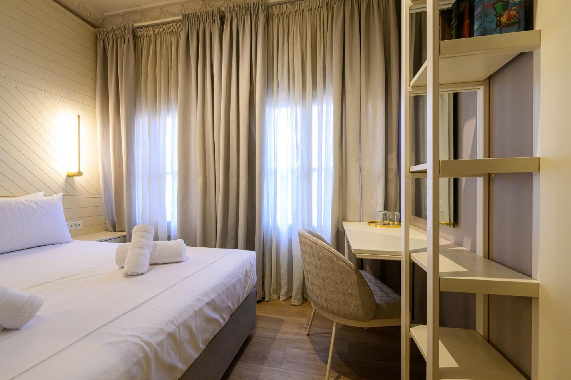 Blueblood - The Rooms Kalamata Bagian luar foto