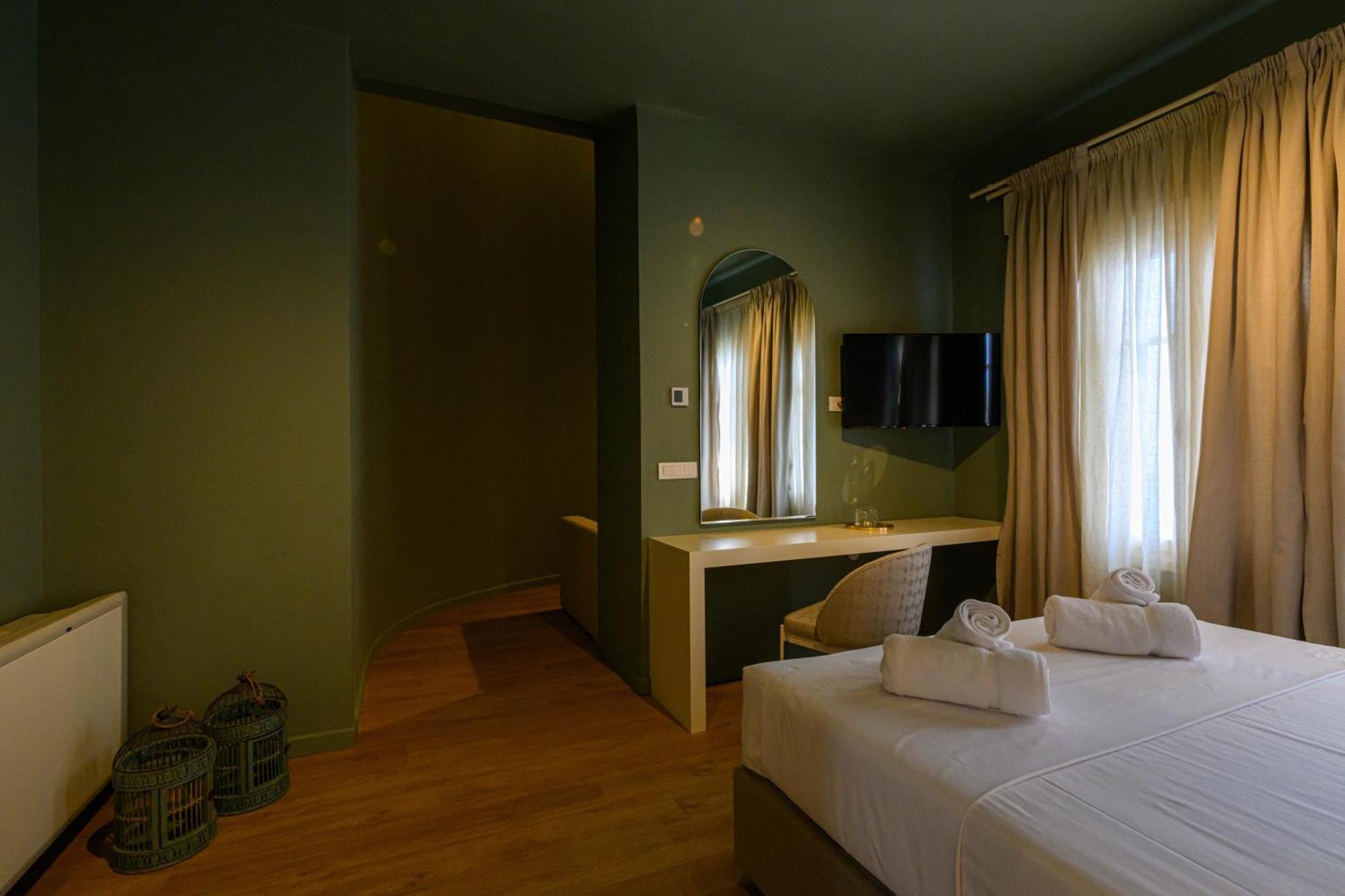 Blueblood - The Rooms Kalamata Bagian luar foto